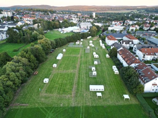 Luftaufnahme der Pavillons auf dem Wiesengelände beim Usinger Laurentius Markt