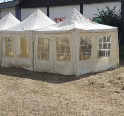 Pavillons mit Seitenwänden und Dach auf dem Wiesengelände beim Usinger Laurentius Markt