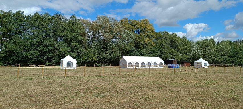 Pavillons mit Seitenwänden und Dach auf dem Wiesengelände beim Usinger Laurentius Markt