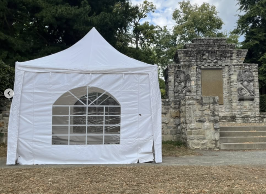 Pavillons mit Seitenwänden und Dach sowie Bierzeltgarnituren auf der Wiese im Usinger Schlossgarten beim Familienfest