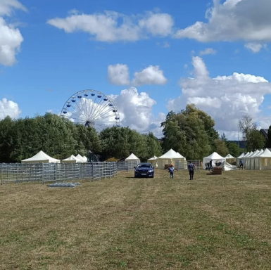 Pavillons mit Seitenwänden und Dach auf dem Wiesengelände beim Usinger Laurentius Markt