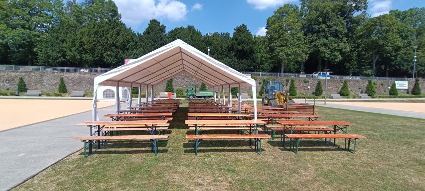 Großer Pavillon mit Dach und Bierzeltgarnituren auf der Multifunktionsfläche beim Familienfest 2024