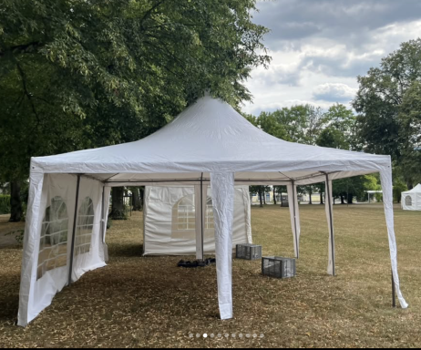 Pavillons mit Seitenwänden und Dach sowie Bierzeltgarnituren auf der Wiese im Usinger Schlossgarten beim Familienfest